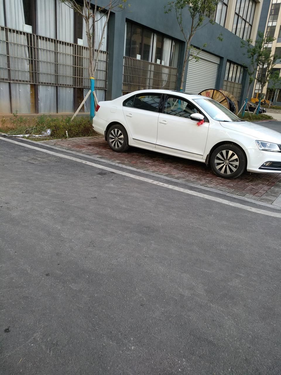速腾车友们，我是一名实习期女司机，请问这个速腾冷热空调，具体怎么开呀？还有这个车很容易起雾，应该按哪里呢？