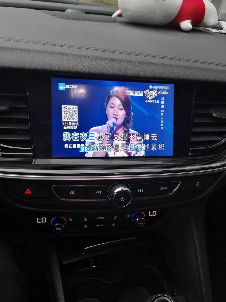 老哥们    19款新速腾我准备入手个车载u盘听歌用。咱们的车子中控屏幕支持放映mv吗？类似这种。不知道买了能不能放出来。
