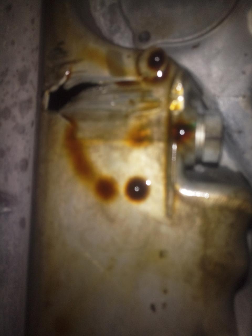 请问！速腾底盘碰出一个小洞！只是往前开出30米左右！靠边停车！机油漏完了！4s店维修！定损！告诉我只是换底壳！现在又说底壳已经装上了！车子还有啥问题！没给我说！请问经验告诉我那个环节会出问题！车子发动机会有啥问题吗？谢谢