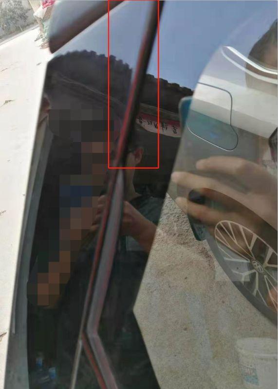 19新速腾，新车，右后车门玻璃升降把左边的胶条挤进去了，如图所示，请内行人士指点！