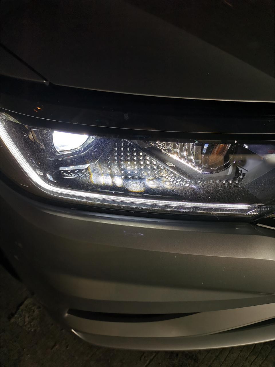 速腾-十多天的新车，请问这个是什么原因？正常吗？是车灯里面的，擦不掉
