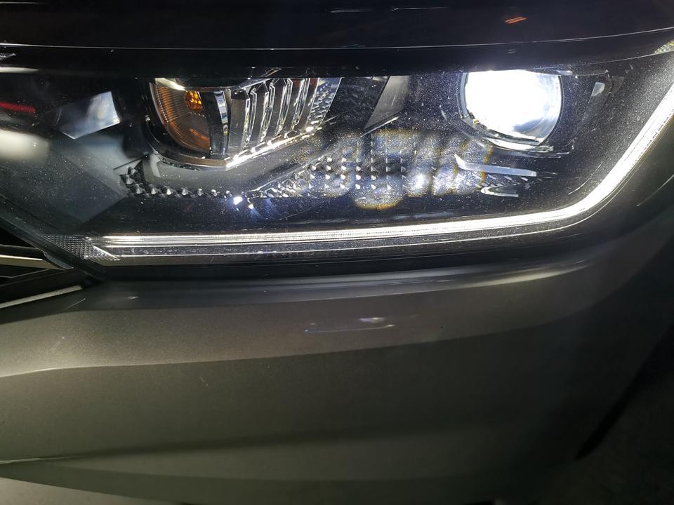 速腾-十多天的新车，请问这个是什么原因？正常吗？是车灯里面的，擦不掉