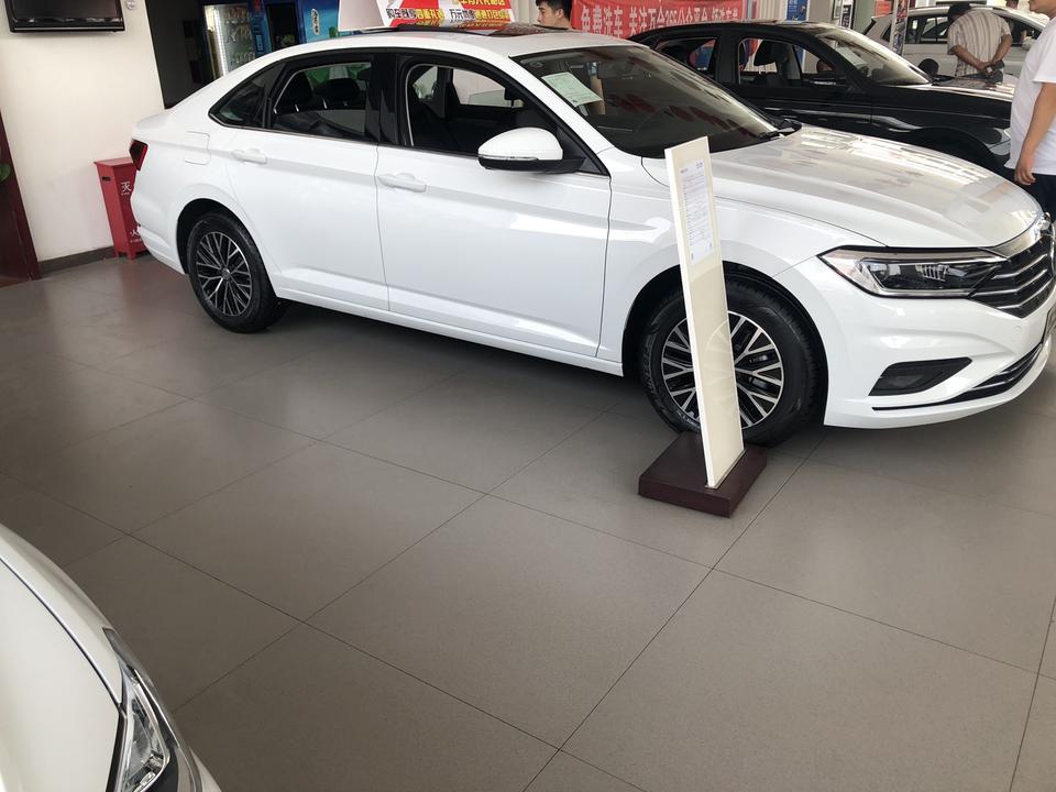 准备买车了昨天逛了一天4S店 （从邯郸转了几家店，又跑到邢台一天真是累的不轻）新速腾1.2T自动舒适落地要14.8万 这个价格还是跟销售沟通很久的 ，家里人是比较推荐我买宝来的 ，因为这个价格可以买到宝来次顶配（14.1万）还剩7000块钱、但是我又比较喜欢速腾的外观 ，1.4跟1.2俩者能差多少钱？ 这个价格合适吗？ 我也拿不定主意了 他们都说1.2T 满载 在开空调会很艰难 喜欢速腾 但是价格太高了