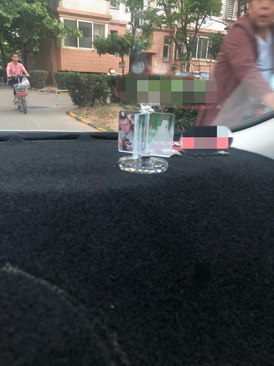 福克斯-夏天到了，车里放的这几个有危害嘛？如图1折射的光线，夏天正热的时候，会导致自然嘛？求专业人士解答