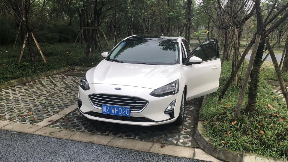 福克斯-新车买来开了三个月 现在加速踩油门发动机舱里有滋滋滋的声音是怎么回事？之前都没有！