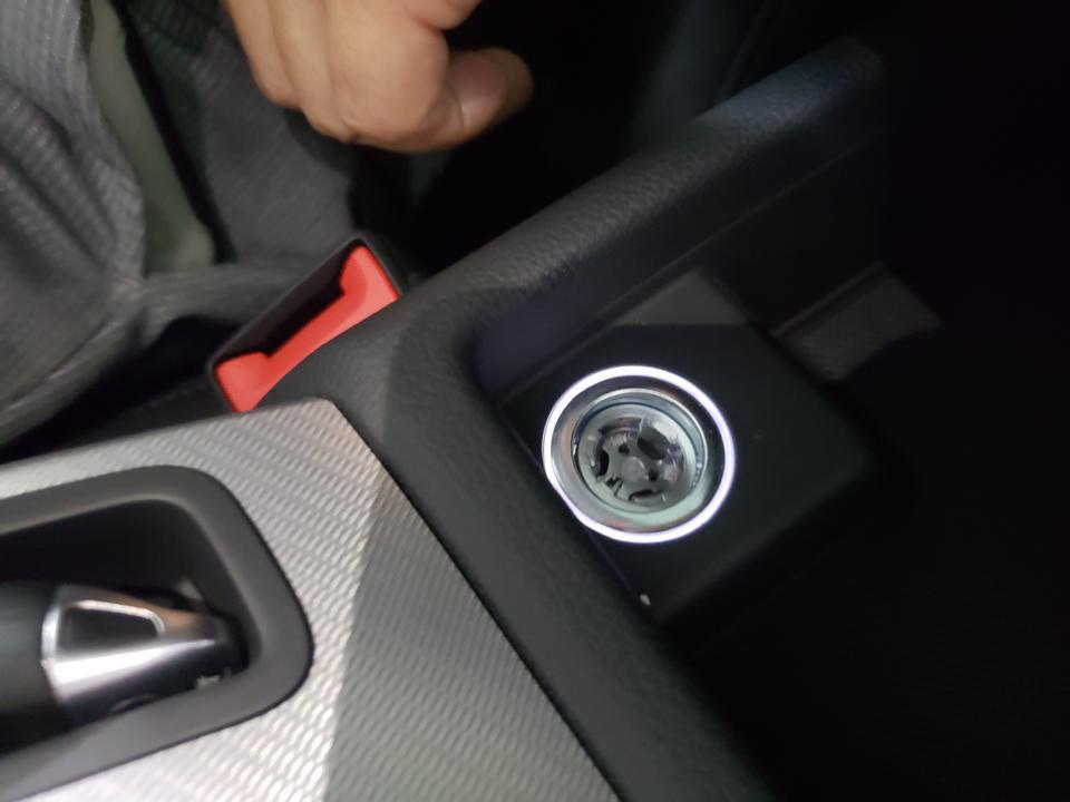 奥迪a5-A5扶手箱这个孔是点烟器吗？