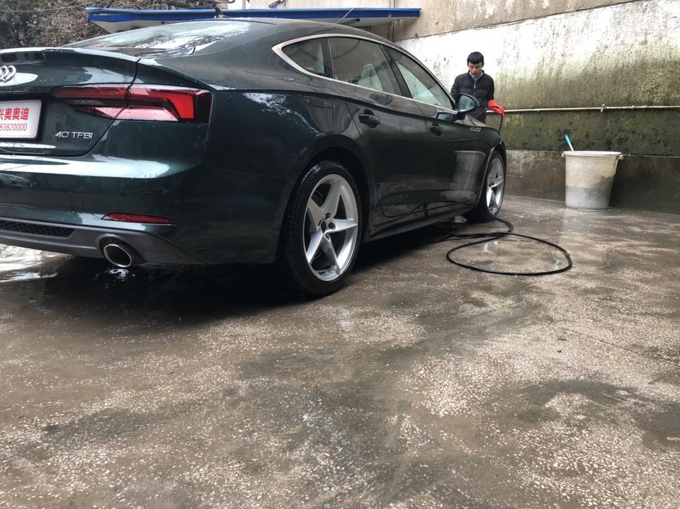 奥迪a5-A5的轮毂圈盖安装方法？直接安装吗？
