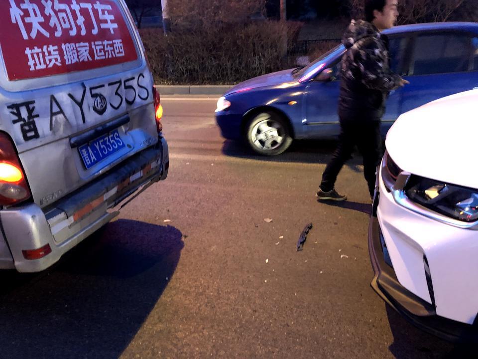 缤越-追尾了。中网要换。前杠要换。左右翼子板受损。维修得多少钱呀。求解答