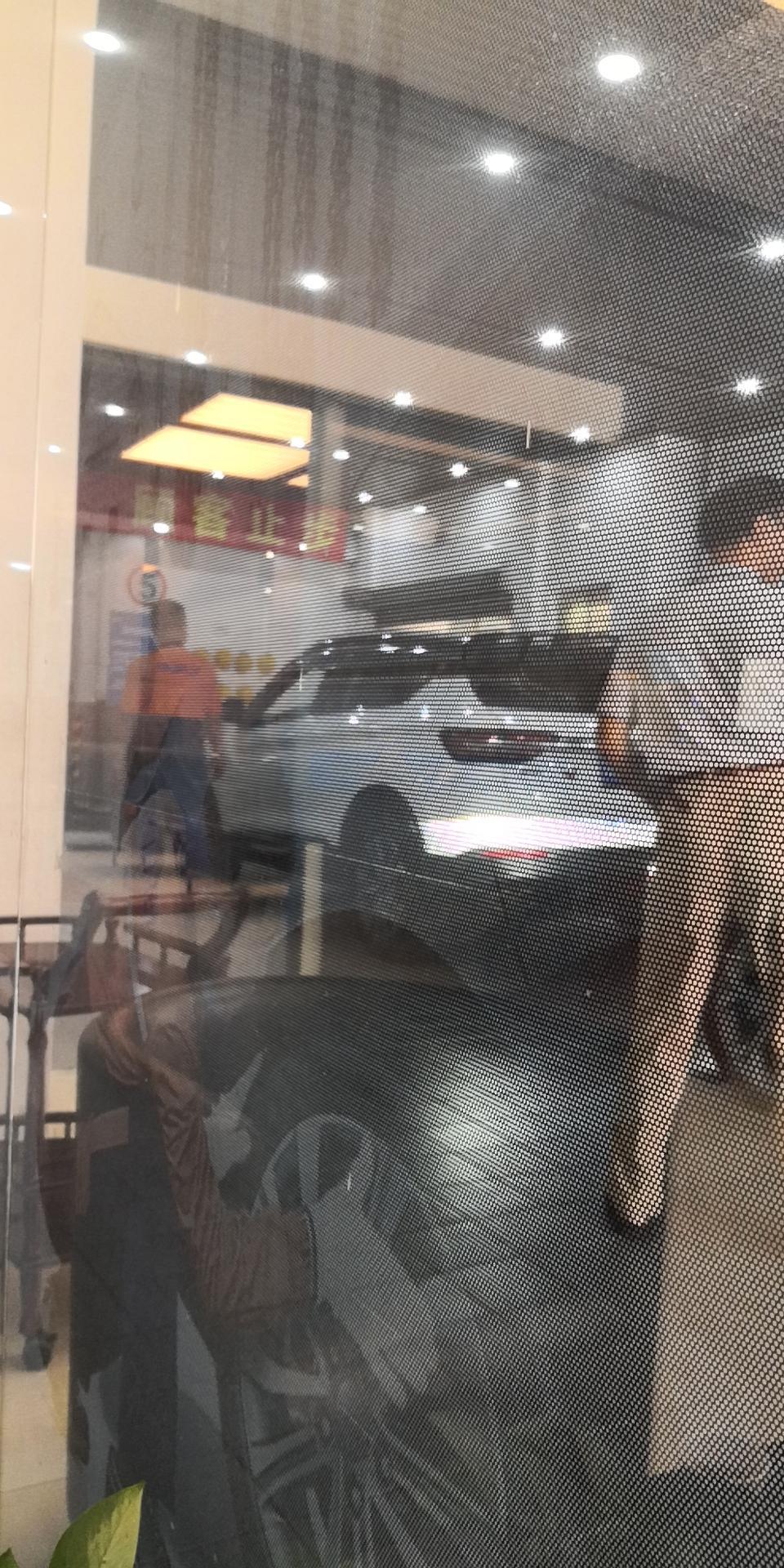 我18年11月买了一辆吉利缤越，开了400公里的时候转向异响，报给4s店，他们让我开回来加了润滑油，可是异响没有缓解，主驾驶车窗又异响，那种上下就响，他们给我换了什么胶条，就不响了。转向异响硬是拖到4500公里首保才给我解决，不过是换了电动助力转向管柱带中间轴总成，那时候我就说隔音差了很多，过沥青路裂缝或填补过的路面直接颠到车里，我只是反应了，他们就说是正常的我也没深究，第二次保养完，我就明显感觉隔音更差了，而且路面有点不平整都咯噔咯噔的，感觉很难受，我现在又开来4s店，让他们帮我查看，新车就这么多事，我