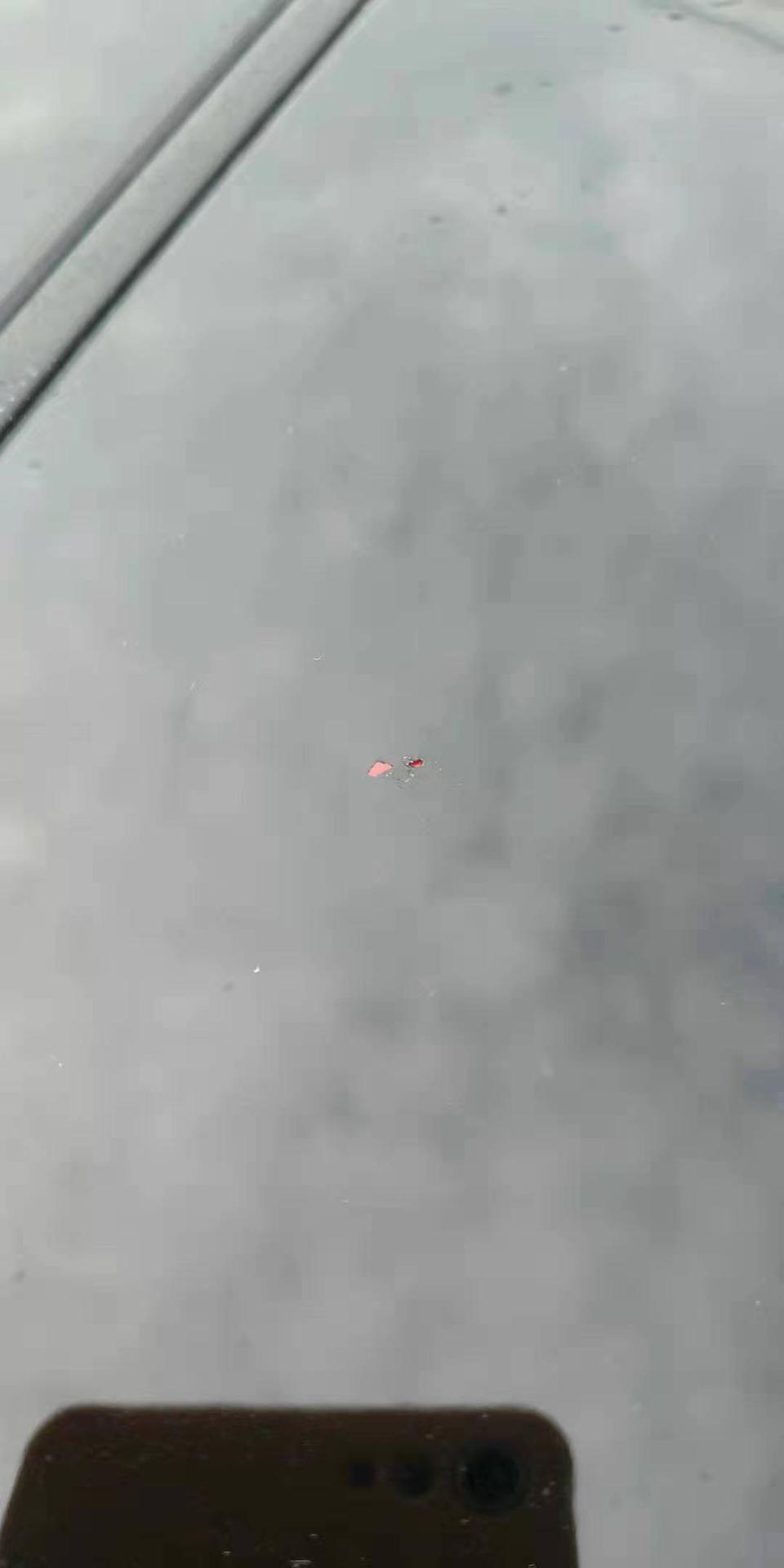 朋友们有没有发现这种问题？缤越顶配加运动套件，红色车身，黑色车顶的出现油漆脱落，在天窗前后附近，自然起泡脱落的这种，露出里面底色红色的油漆，车子刚半年出现这种情况，我也是醉了