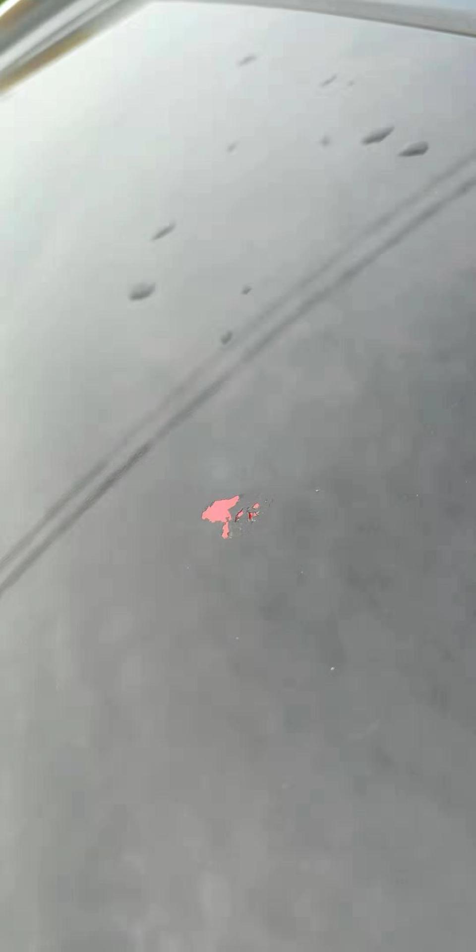 朋友们有没有发现这种问题？缤越顶配加运动套件，红色车身，黑色车顶的出现油漆脱落，在天窗前后附近，自然起泡脱落的这种，露出里面底色红色的油漆，车子刚半年出现这种情况，我也是醉了
