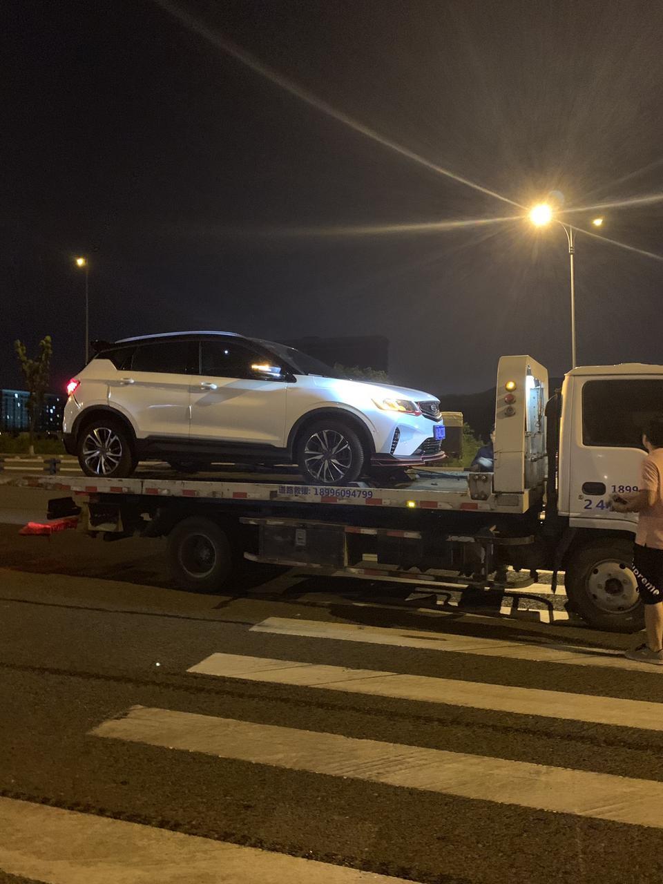 我才买半个月的新车被一个小货车追尾了，被贬值了多少呀？对方保险公司只会把车修好。 我应该找要些什么补偿呀？对面司机很混蛋，不想掏钱？我有什么办法呀，我的新车呀？
顺便说一下，缤越的主动刹车还是有用，前车急刹，直接帮我急刹住了。