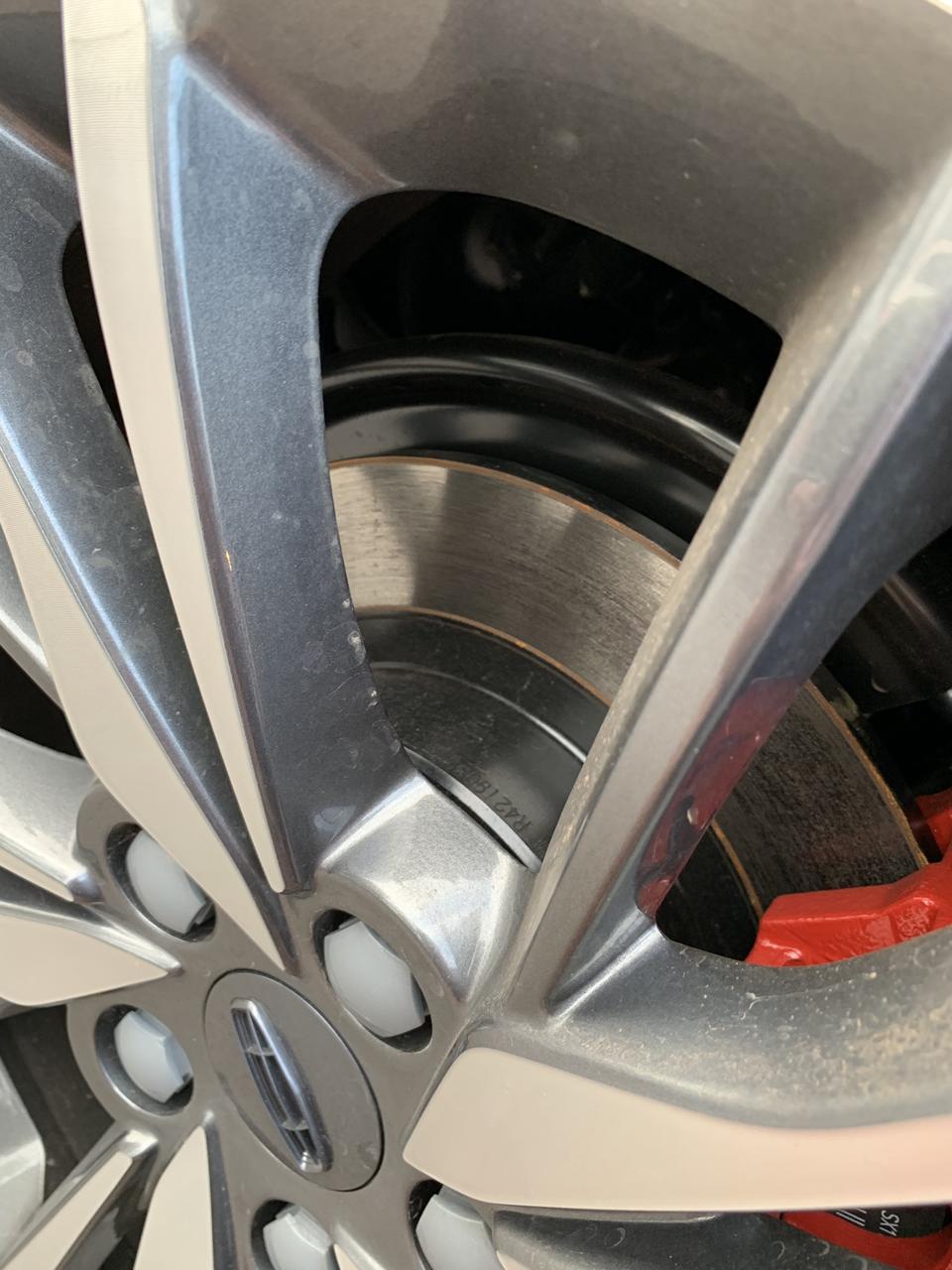 缤越-才提的新车，下午开了二三十公里回来的。  看到这个有锈，想问问这个正常不。