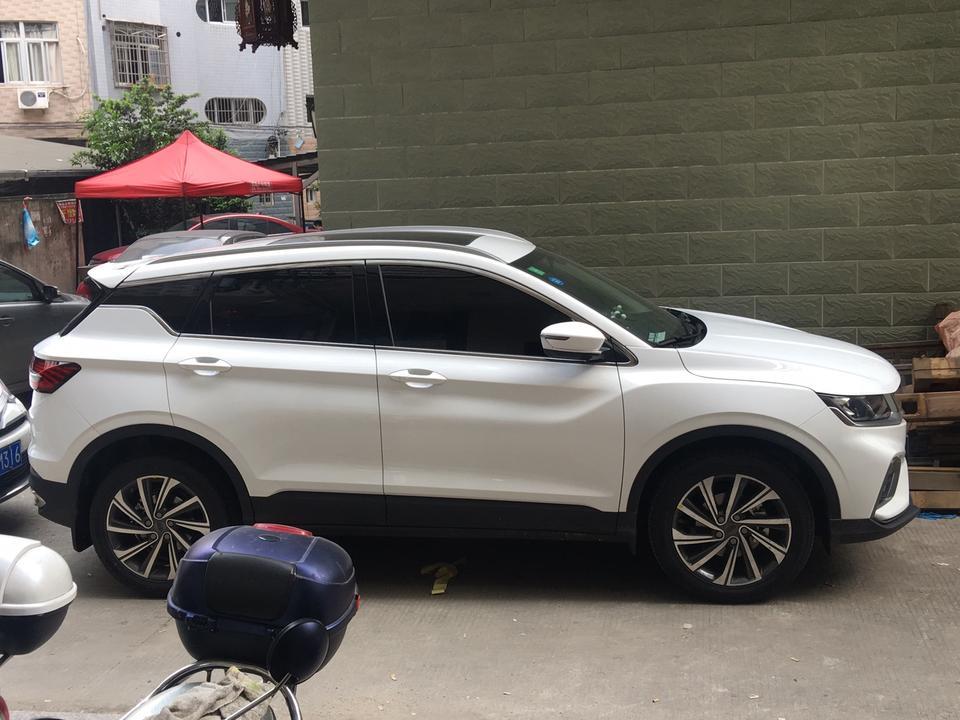 缤越骑士版的主驾驶位有一键控制4个车窗的开关吗？就是一个按键可以一下控制4个车窗的开关，有的话是怎么使用，我怎么摸索不出来，哪位大神知道的？