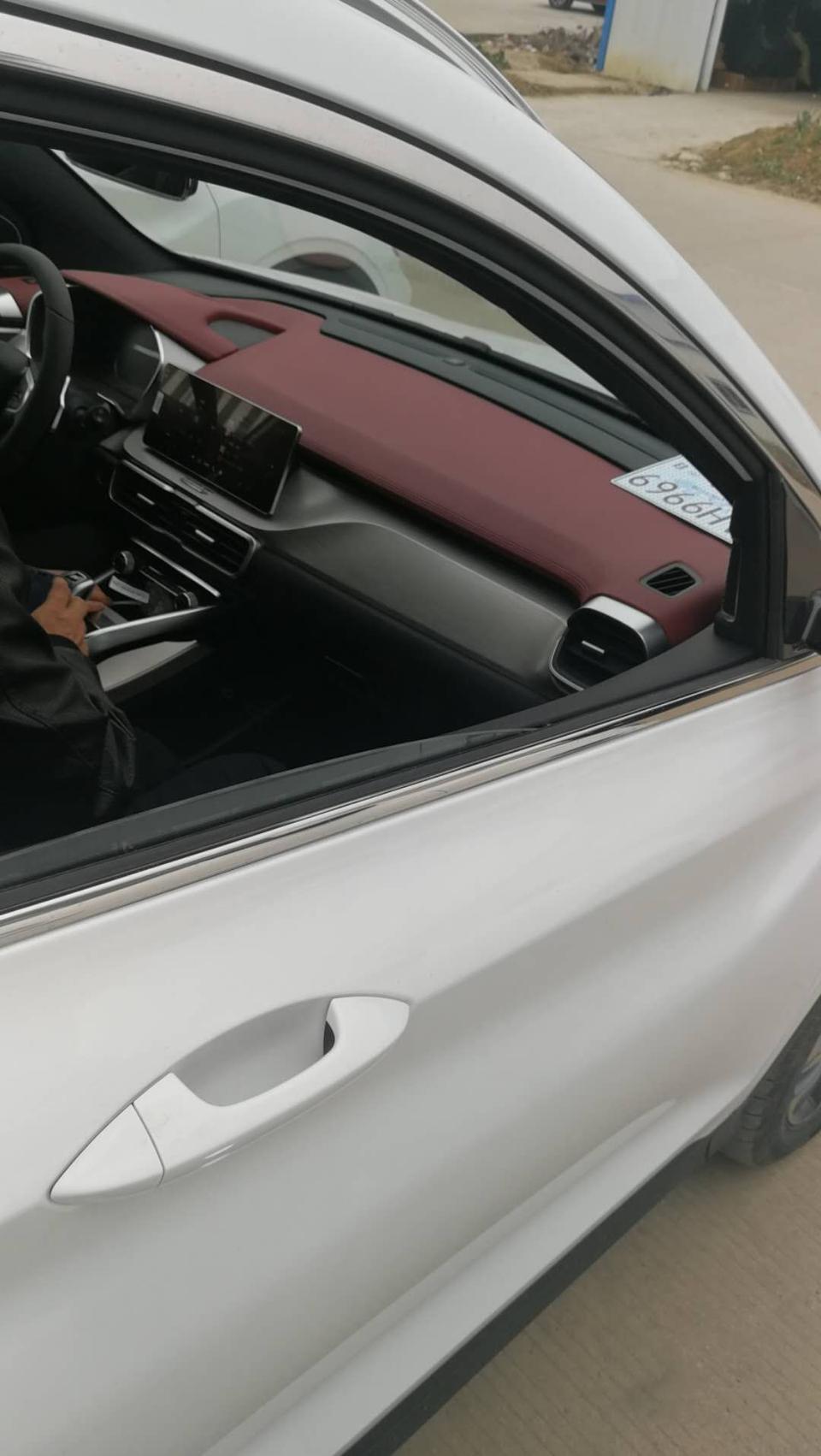 我提的是缤越顶配版，开了不到300公里，方向盘就吱吱吱响，像是驾驶室的轮胎擦到马路牙子的声音，唉，看来这款车方向盘异响是通病