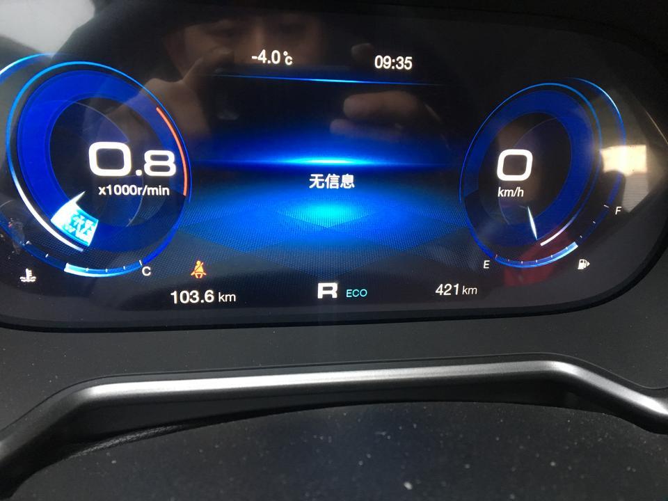 传祺gs4-新提的2020款GS4，提来的时候一点点油都没有了，我在加油站➕了92号汽油加满，在市区里正常行驶没有猛踩油门，很少开空调，为啥我的油耗这么高？360块钱加满的跑了大概270里就已经亮灯很久了，现在又加满一箱油320块钱，才跑了100公里油表显示一大半又没有油了，现在车的公里数是430公里了，我感觉太费油了，车在动油表也在动！别人说新车都这样，我感觉有点不对劲，请大神回复一下