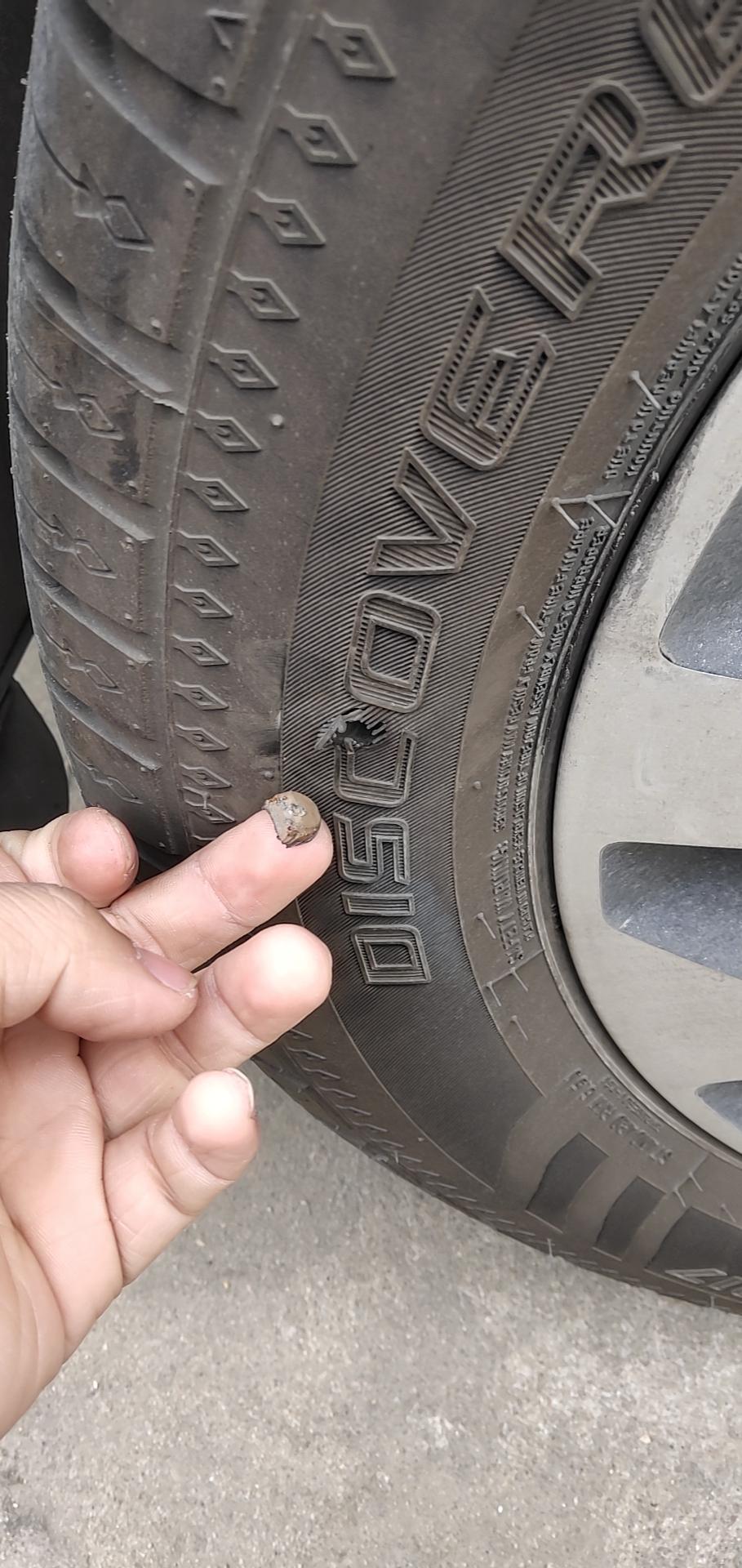 传祺gs4-买了2个多月的车，今天发现轮胎胎壁里面有个铁块露出来了，这个情况怎么处理？