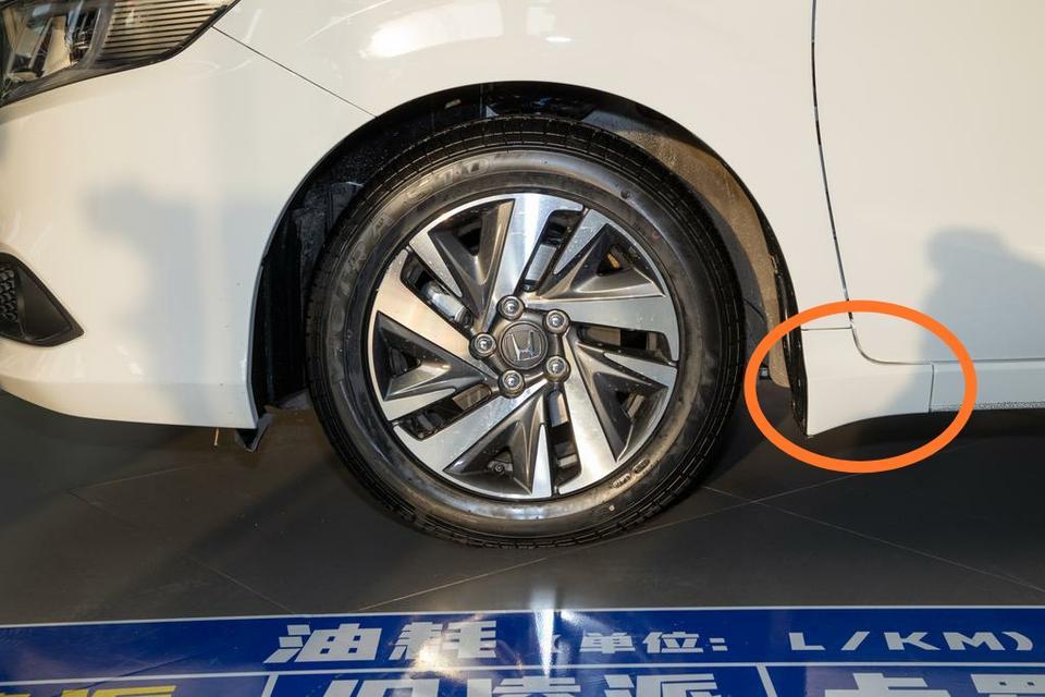 凌派-请问，晚上倒车，左前轮硌了一下，如图这个位置松动了，问题大吗？如何处理？