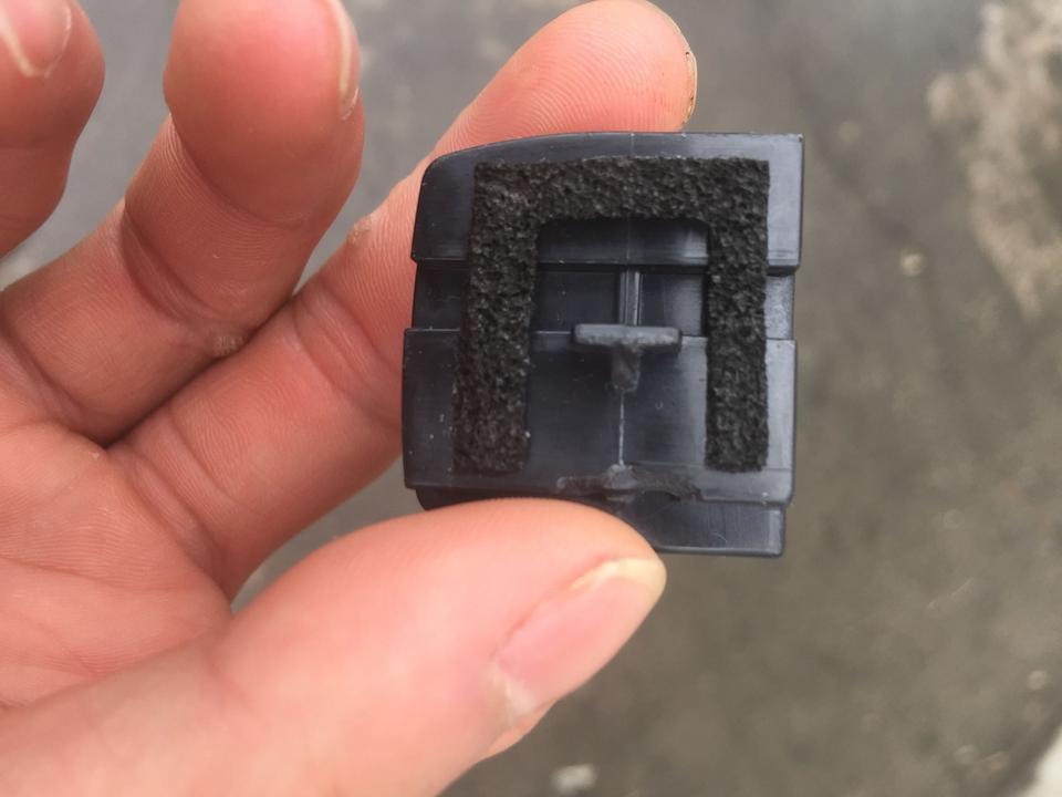 师傅请问一下这是凌派的油箱盖锁扣坏了，请问一下这是什么