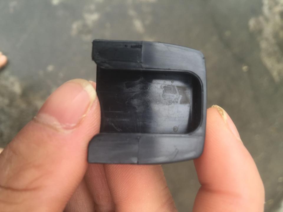 师傅请问一下这是凌派的油箱盖锁扣坏了，请问一下这是什么