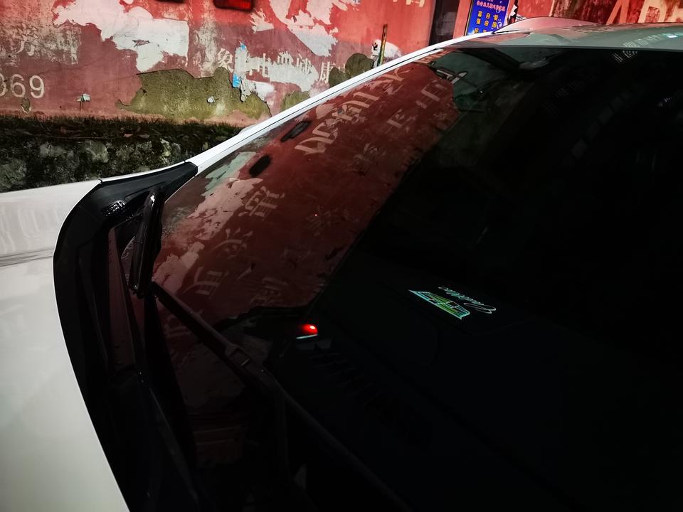 凯迪拉克xt4-我想问下XT4锁车后车门锁和挡风玻璃中间的小红灯一直亮着是否正常？