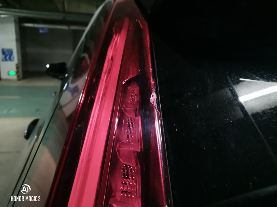 凯迪拉克xt4-后灯被什么砸蛋了，请问换个后灯需要多少钱，还是可以走其他方法修复，谢谢大家