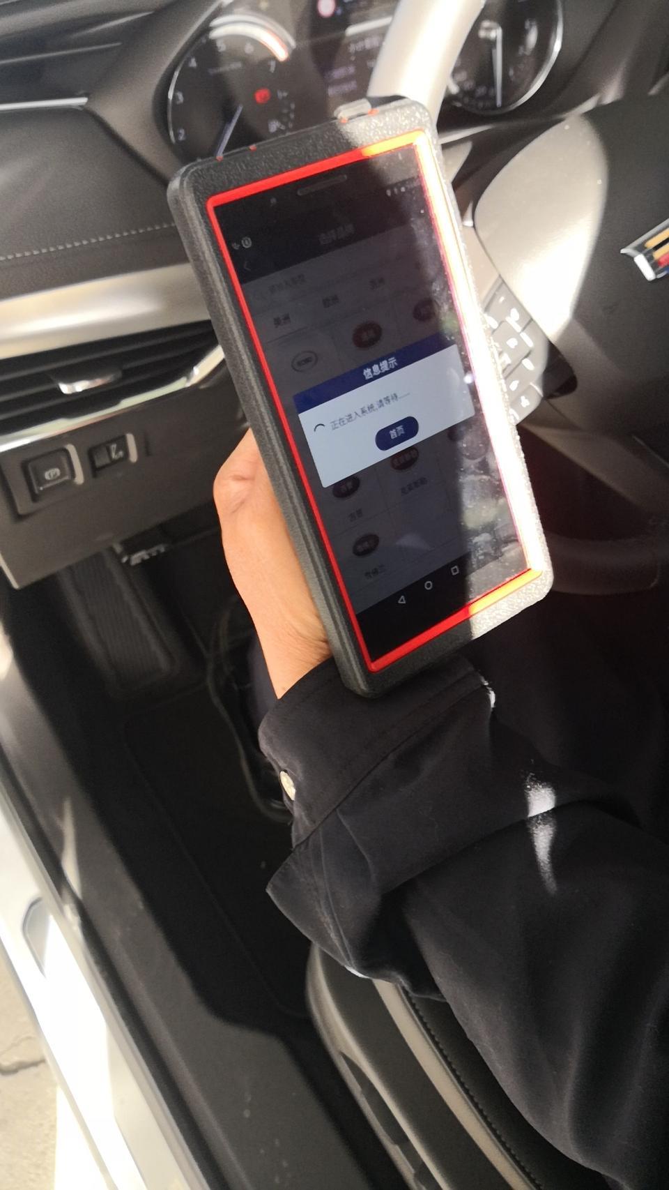 急！！凯迪拉克xt4 OBD检测没过无法上牌。 昨天兴冲冲的从凯迪拉克4S店提车去启东老家上牌，交完汽车购置税，去车管所注册完验车序列号开始验车，用OBD验车显示远程通信控制模块读出来的VIN号跟实际车架号不一致，不给上车牌。把车开回4S店，用4S店的仪器检测一切都ok，给我的反馈是车管所的OBD不符合行业标准。两边互相推，我的车临牌眼看要过期了，难道20大几万买的车要成废铁了吗？求指导，在线等！