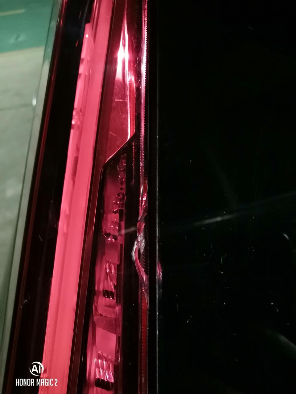 凯迪拉克xt4-后灯被什么砸蛋了，请问换个后灯需要多少钱，还是可以走其他方法修复，谢谢大家