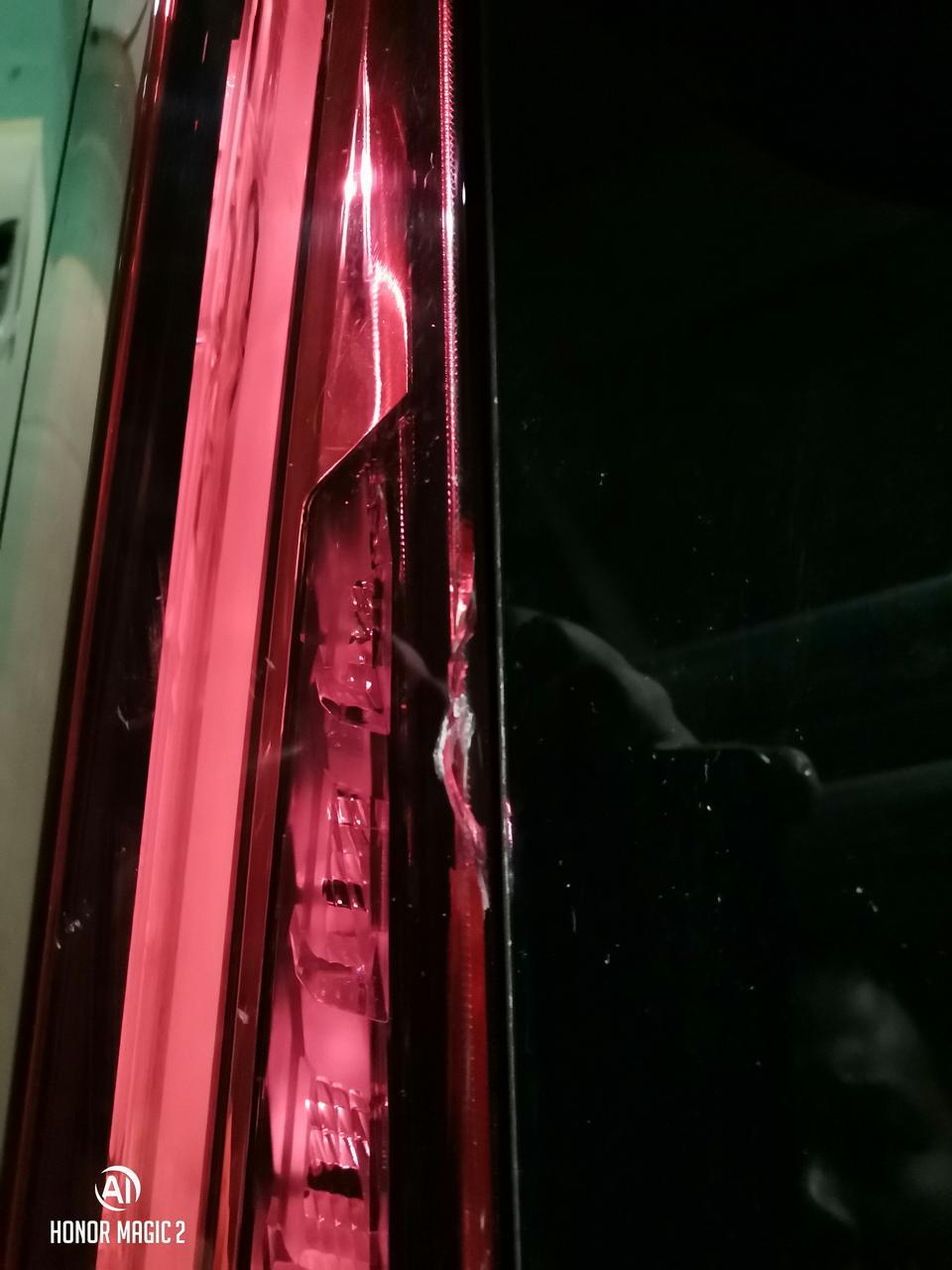 凯迪拉克xt4-后灯被什么砸蛋了，请问换个后灯需要多少钱，还是可以走其他方法修复，谢谢大家