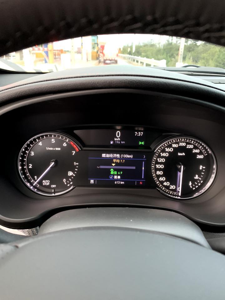 凯迪拉克xt4-提车一周，行驶600公里，40码刹车至10码，然后加油，出现发动机转速拉高空转，像是没挂上档，2−3秒恢复正常，大家有没有遇到这样情况，是什么原因？请各位车友指教