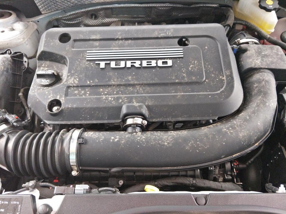 凯迪拉克xt4-1000公里，1个月的车，发动机仓有很多沙子，很脏，请问是怎么了。