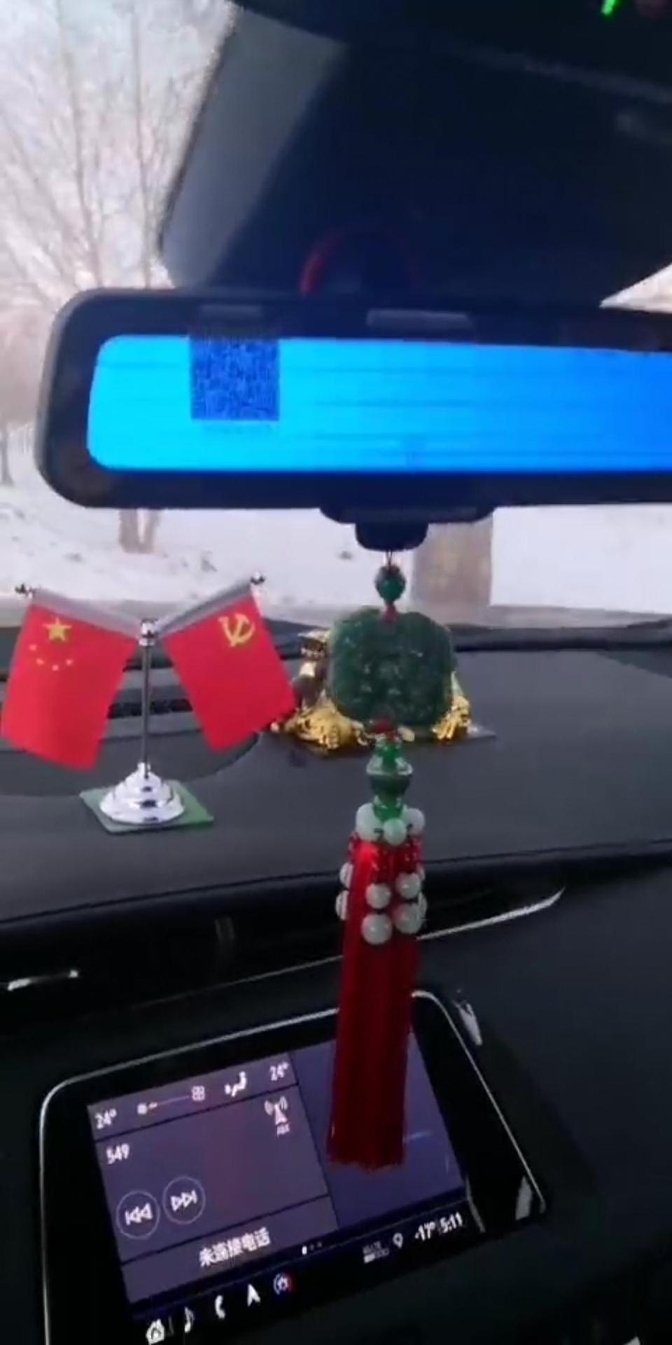 凯迪拉克xt4-请问大神们，提车不到一个月，给个2代流媒体，这个流媒体怎么了？老是闪，要不就蓝屏