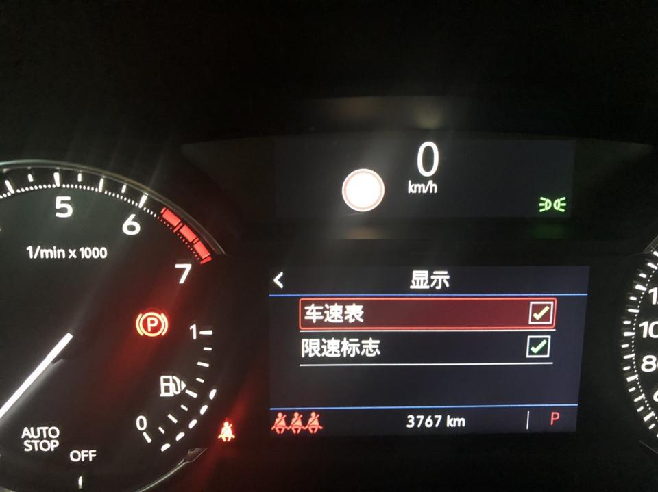 凯迪拉克xt4-仪表盘新车升级系统以后就没有时间和油耗显示了，.4s店说是厂家直接取消了，你们车是这样的吗？