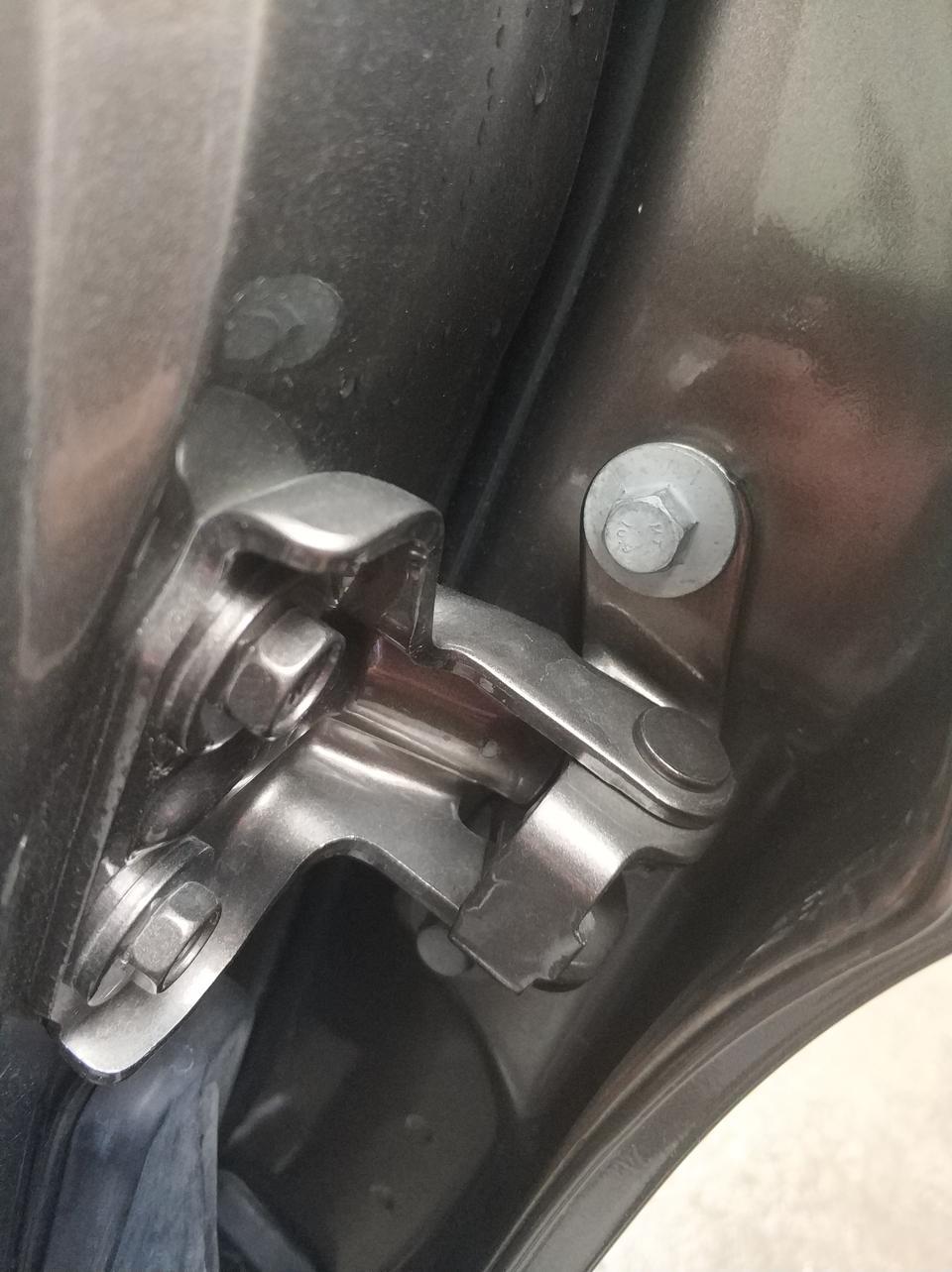 昂科威-买的新车 车门螺丝有扭过痕迹是不是二手车？或者修过？ 四个车门都是这样