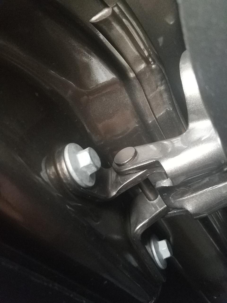 昂科威-买的新车 车门螺丝有扭过痕迹是不是二手车？或者修过？ 四个车门都是这样