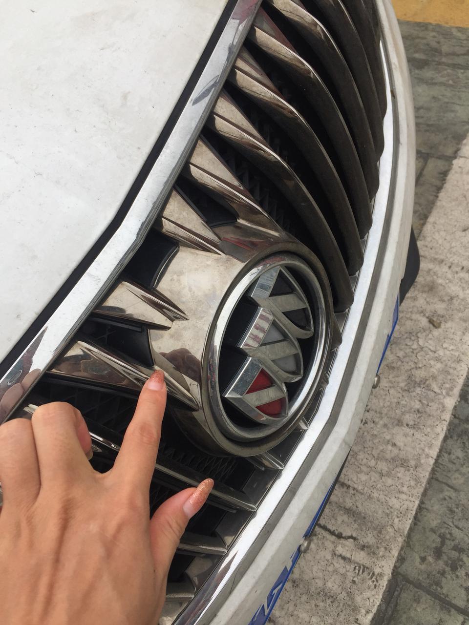 昂科威-这个车头这里温度高是什么原因啊，车都熄火一个小时了还多烫！下雨天气温也不高！
