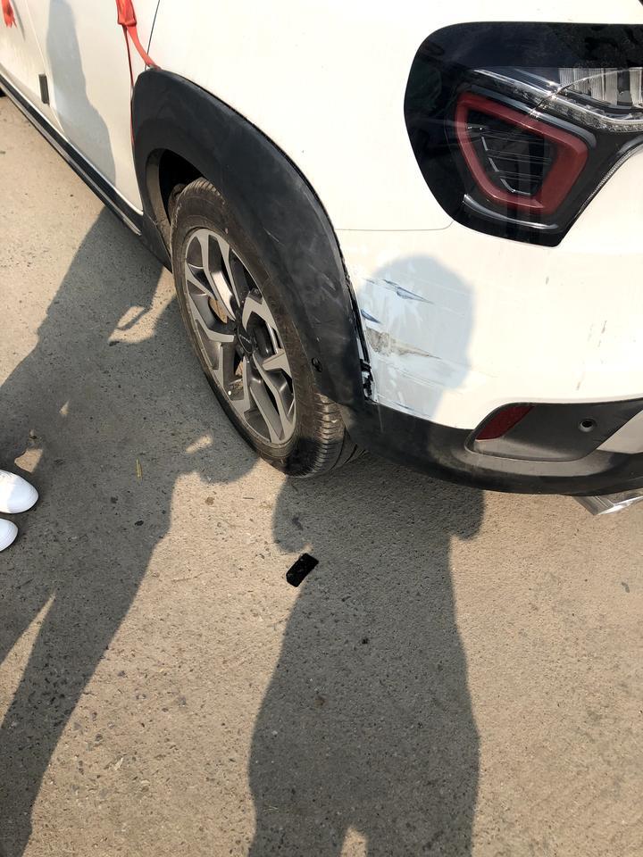 领克02左后轮眉上的感应器探头掉进去了怎么办