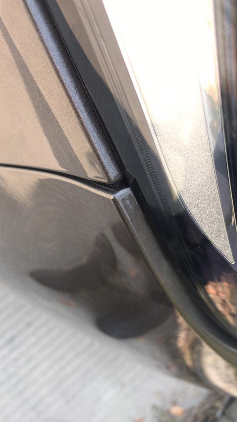 昂科威-才买的新车，倒车出去的时候刮着别人的车了，在大灯旁边的位置，大概补漆要多少钱，问销售说去4s店补要600，求大佬告诉下，心里好心疼啊，才买了三天????????????