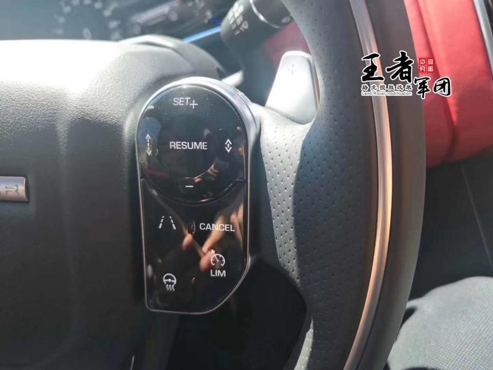 路虎揽胜ACC是啥?
路虎揽胜ACC自适应巡航
是路虎最核心的两大高科技技术之一
自适应巡航控制系统是一种
智能化的自动控制系统
它是在早已存在的巡航控制技术的基础上发展而来的
路虎揽胜ACC自适应巡航不是简单地一个自适应定速巡航
与其他车辆和以往的定速巡航有区别
它是集
自适应巡航、集成排队辅助、智能紧急制动、主动式安全保护、前向警示功能

于一身的一整套安全辅助系统
前向警示

自适应定速巡航
路虎揽胜ACC自适应巡航工作原理
其工作原理是
通过使用一个雷达传感器
传感器向车辆前方直射出一个波束用以检
