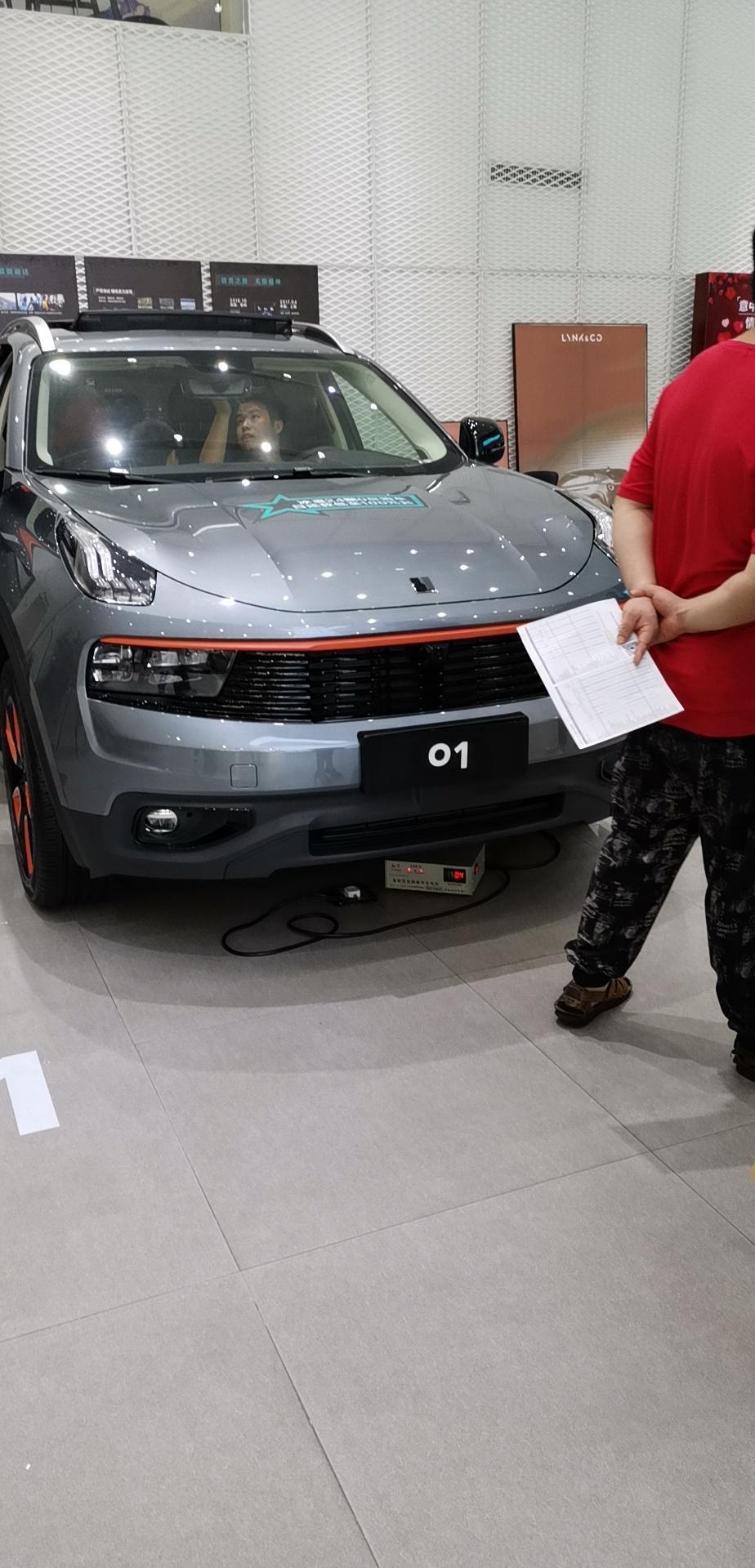 今天决定去谈领克02耀Pro价格，结果到了店里又和01杠上了，两款配置相同，01空间大坐着舒适，合适家用。02底盘矮一点开起来比较沉稳，外观比01更年轻化，但是有些功能相比01没有。 两款落地价格都差不多，搞得纠结病又犯了，哎！不知如何选择，各位车友给个建议呗！