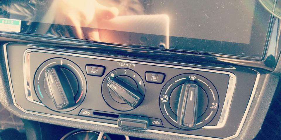 桑塔纳-各位老板，我这个车，冬天挡风玻起雾，怎么操作？谢了。