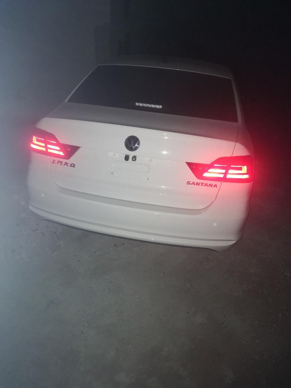 桑塔纳-刚提一辆18款自动风尚，贴了隔热膜，倒车影像，第三天，还没上牌！准新车，仪表盘显示Epc，还有发动机故障，能加得上油能开，用解码器解不了，到4S店检查，说是油门踏板，电子感应器烧了，这个问题大不大？需不需要换新车？重换一辆我要承担什么？4S店说原厂寄配件过来