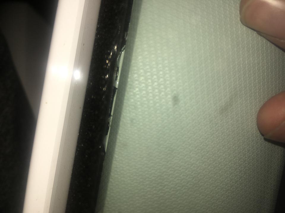 我的是新桑塔纳新车，这是照的副驾驶的A柱和挡风玻璃里面的边缝，是从外往里面照的有几处破损情况！因为是新车前天装了行车记录仪，装完后第二天感觉副驾驶A柱不是很紧有松动，我来回检查就发现了这个破损，不知道是装行车记录仪时弄伤的，还是新桑塔纳都这样，还望请教！