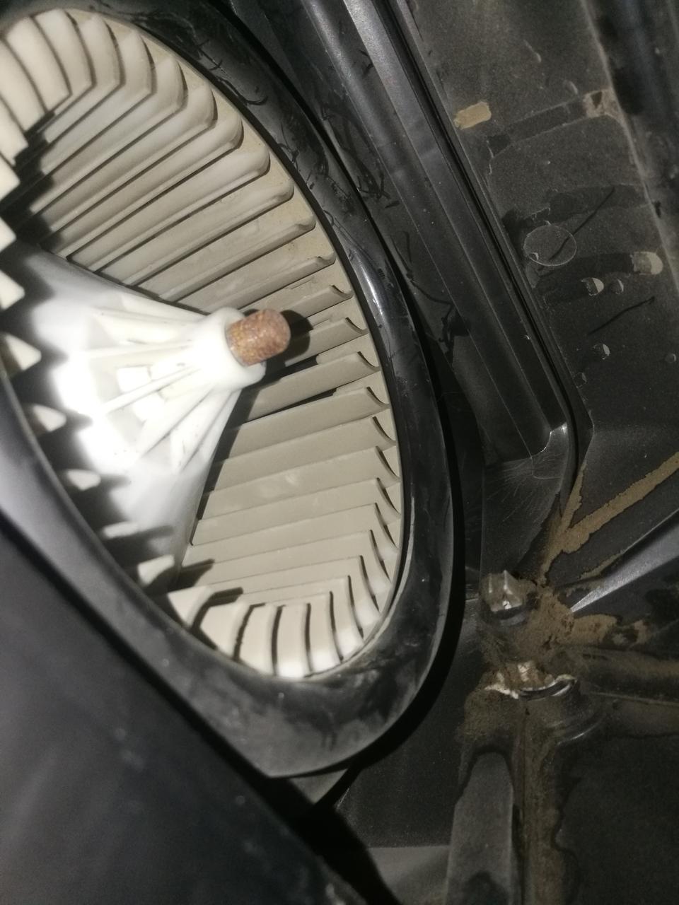 17款桑塔纳副驾驶下边出风口异响怎么解决