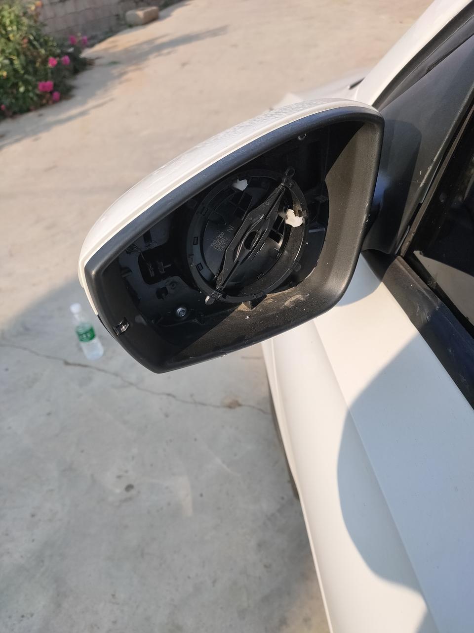 桑塔纳-一个主驾驶后视镜多少钱一个啊？被撞了，对方跑了，远光照的也没看清对方啥车，车牌更看不清了。等着交警电话调监控呢，交警说对方是假的车牌只能自认倒霉了