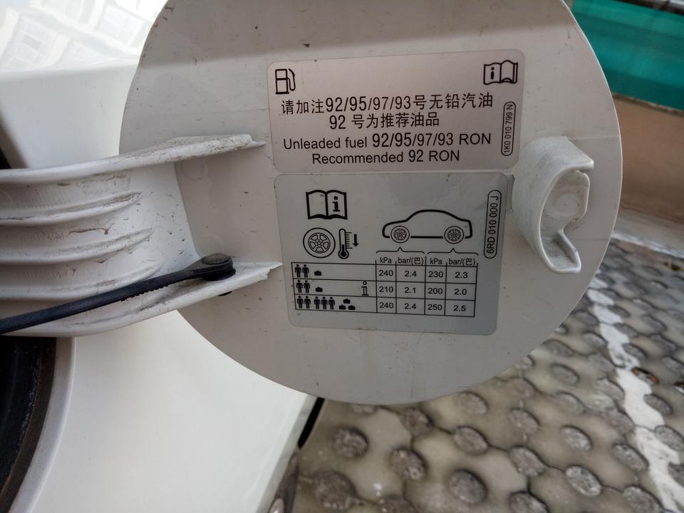 桑塔纳-谁给讲解一下油箱盖上面，胎压，这什么意思