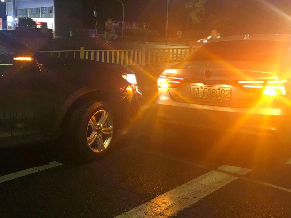 wey vv5-今天掉头没有掉好装到转弯车了，交警判全责，那车是跑滴滴的，说要误工费的，就想请问误工费保险公司会给我出吗？
