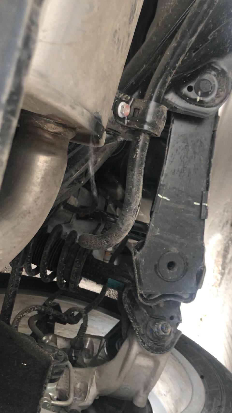 wey vv5-老哥们，我这个停下车，在尾箱这块往外滋水，就算是雾化也不能这么多水吧，这样正常吗？