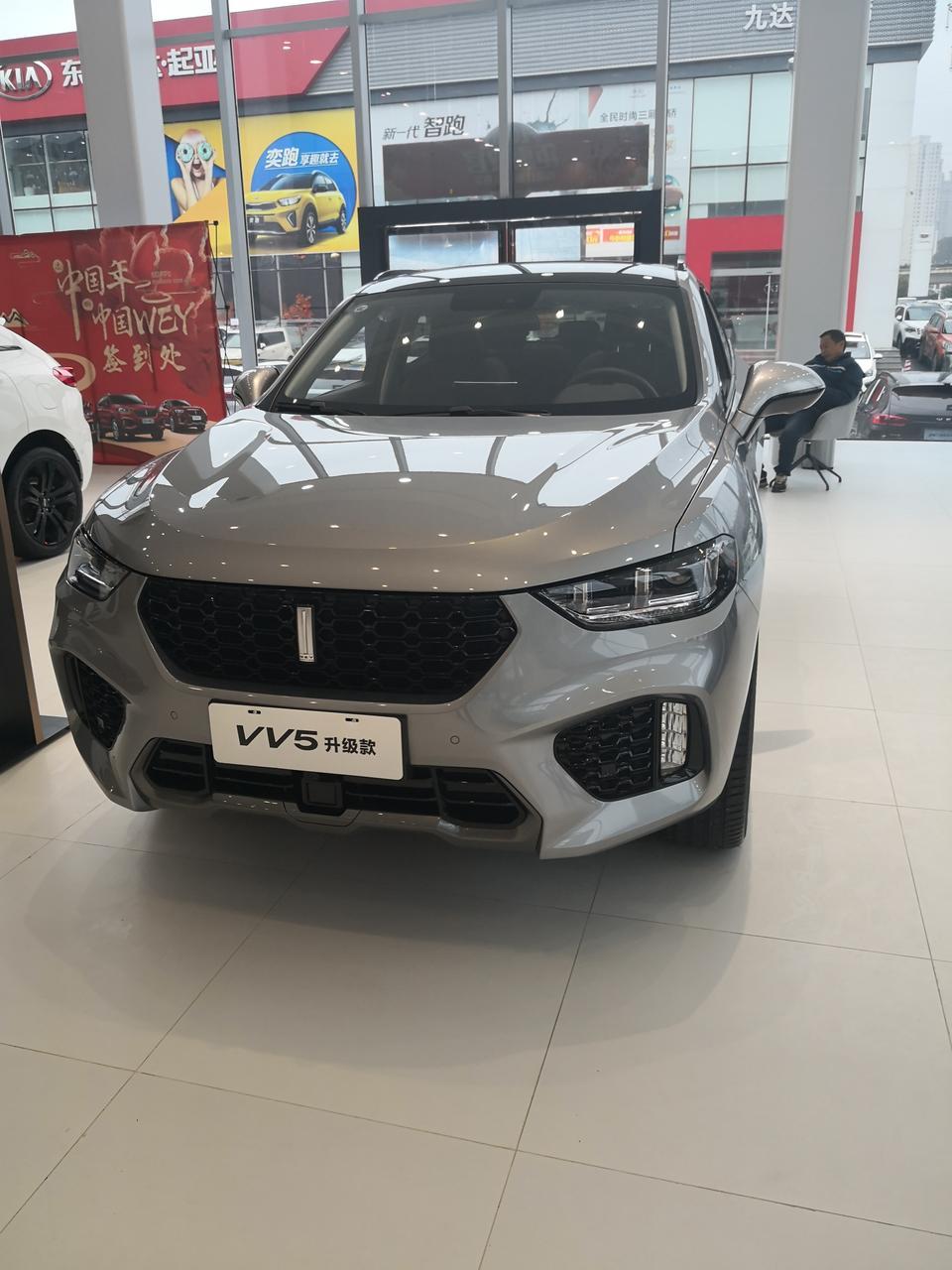 wey vv5-看了几天的车，原选择VV5升极版黑，因4s店无现货，则选灰色。于2019年1月9日交付定金，签单，次日付全款，4日内提车。当晚，店家要求我逾期等待，因有他人看中我车，或次日去店退款（定金），我该盘他吗？求帮助！太气愤！