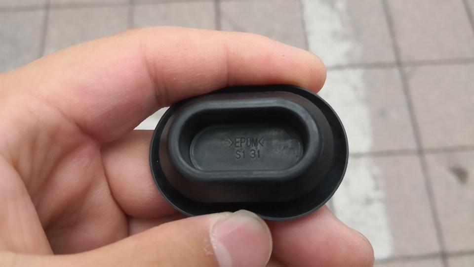 inspire-英诗派混顶车里这几个橡皮塞子干嘛的？？？四儿子说没用，扔了，表示怀疑